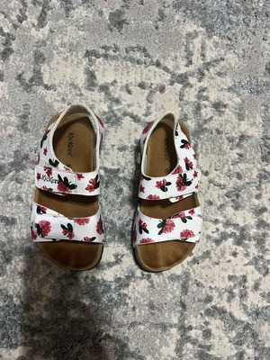 Kickers anatomical girls' sandals size 28 like new, white with flowers