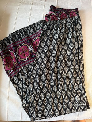 Palazzo pants like new with black, white and fuchsia pattern, one size