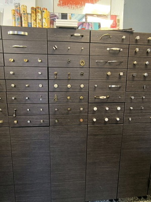 Εκθεσιακή σύνθεση κιγκαλερίας καινούργια με 2.000+ πόμολα και λαβές