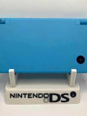 Βάση Nintendo DSi με λογότυπο