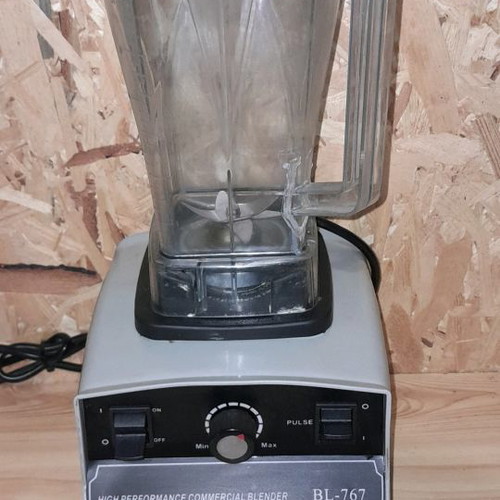 Professional blender used 1500 watt with cracked jug