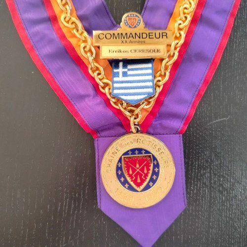Medal with purple ribbon used, CPMMANDEUR distinction of CHAINE DES ROTISSEURS