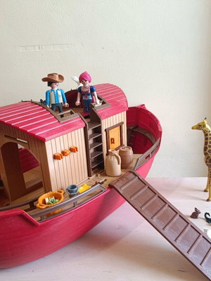 Playmobil Ark used with giraffe gift