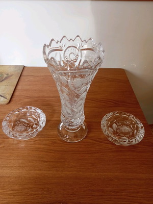 Crystal vase with two ashtrays like new