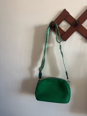 Green crossbody bag like new, everyday use