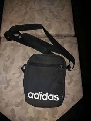 Τσαντάκι Adidas μαύρο σε άριστη κατάσταση