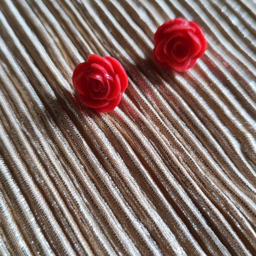 Rose stud earrings like new, pink