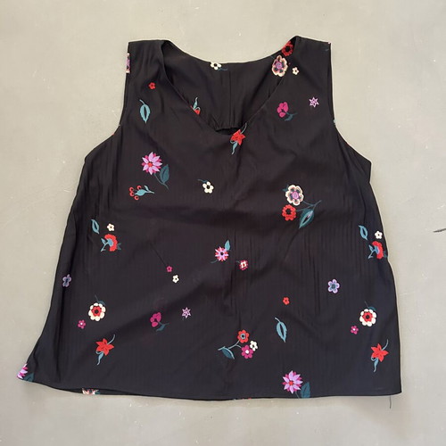Black Floral Sleeveless Top like new, colorful print, size M