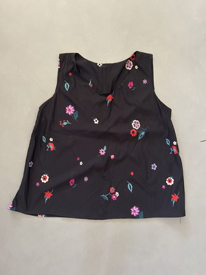 Black Floral Sleeveless Top like new, colorful print, size M