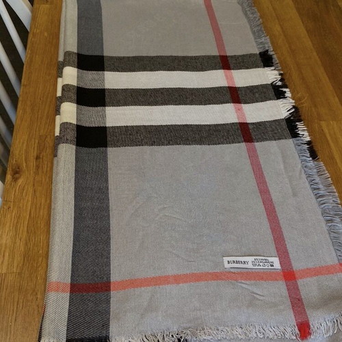 Burberry scarf like new, 55% wool 35% cashmere, classic check