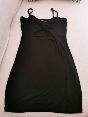 Little black dress με άνοιγμα στην κοιλιά M σαν καινούργιο