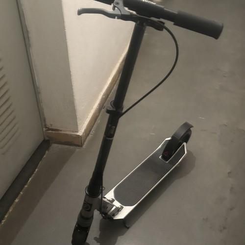 Scooter with brake on handlebar like new