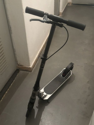 Scooter with brake on handlebar like new