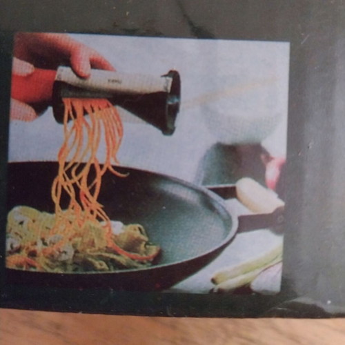 Kitchen gadgets set like new, vegetable cutter and meat tenderizer