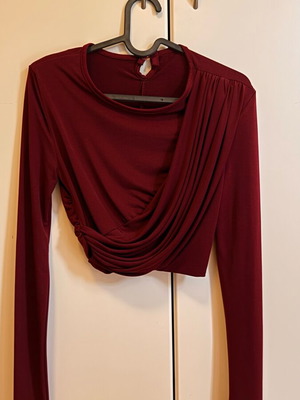 Cropped burgundy blouse like new, long sleeve with gathers