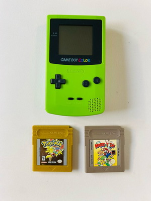 Nintendo Game Boy Color Lime Green като нов с оригинални Pokemon Gold и Mario & Yoshi
