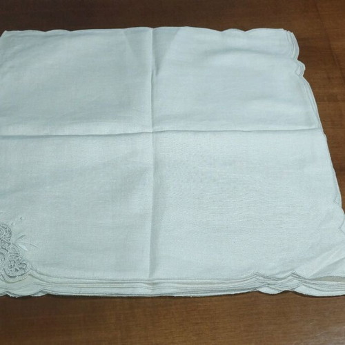 Tablecloth set with 12 food napkins like new, cream color