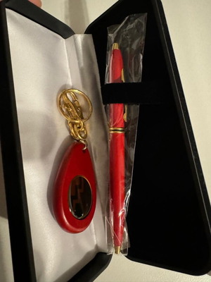 Σετ μπρελόκ με στυλό σε κόκκινο χρώμα νέο