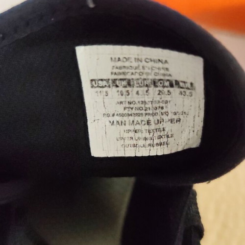 Under Armour black athletic shoes size 45.5 like new