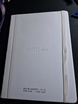 Λευκό σημειωματάριο Lacoste σαν καινούργιο με λάστιχο