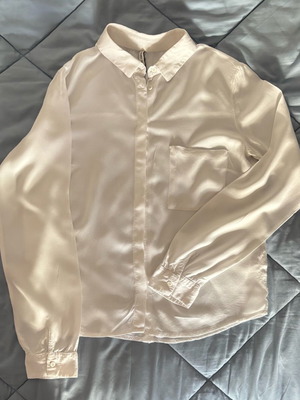 Bershka shirt like new, size S fitting XS, white