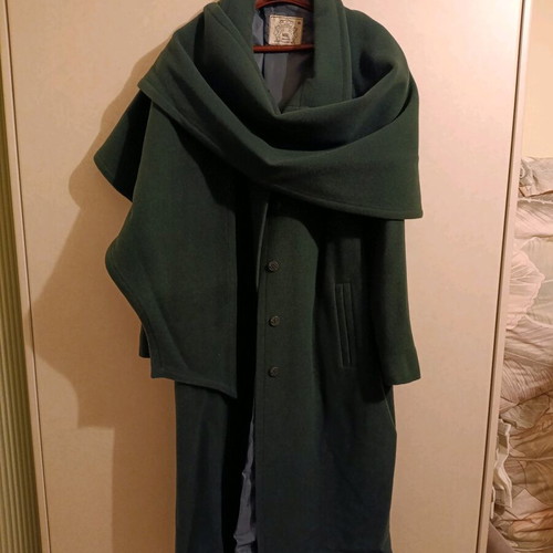 Long green Mal coat like new, 80% wool 20% nylon size 46