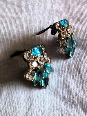 Vintage earrings used with emerald and white crystals from Czechia