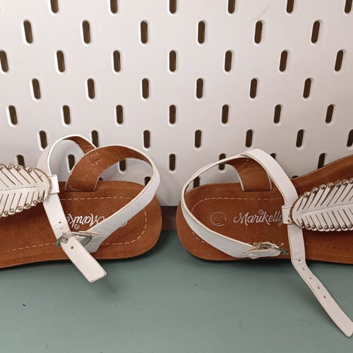 Marikelly Girls' Sandals Size 32 Like New White with Feather Design