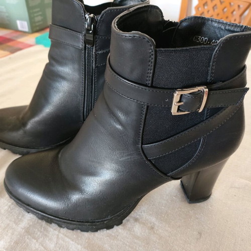 Womens black synthetic leather boots like new, size 40