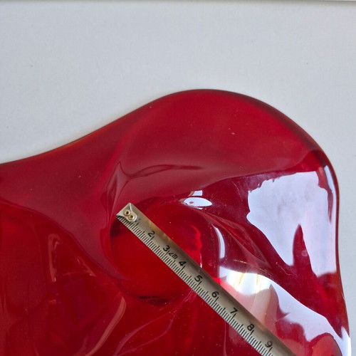 Red glass plate used, asymmetric design