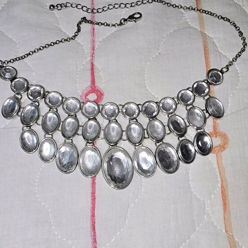 Necklace in silver tone with stones like new