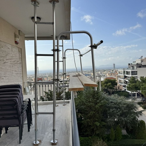 Aluminum scaffold stable and easily movable, like new