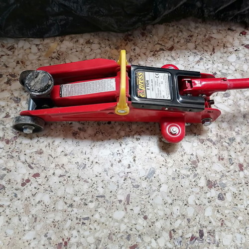 Car jack up to 2 tons like new