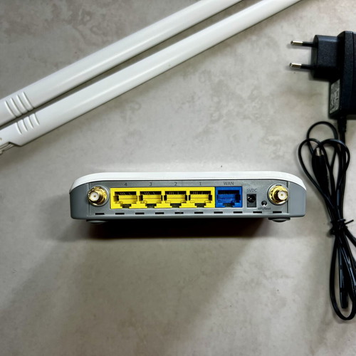 Edimax BR-6428nC N300 Wi-Fi Router used with detachable antennas