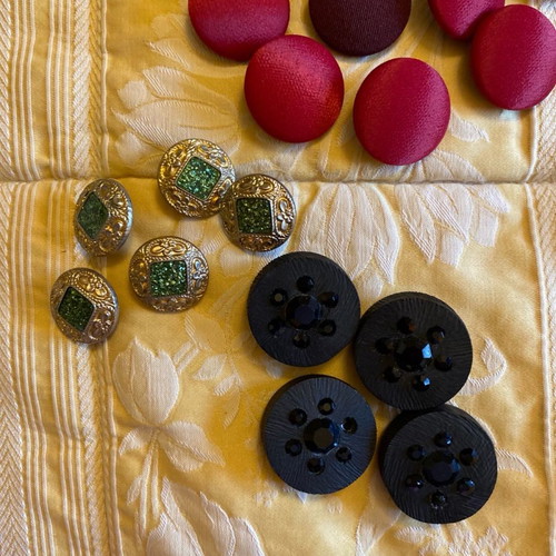 Clothing buttons used, pack of 220 pieces