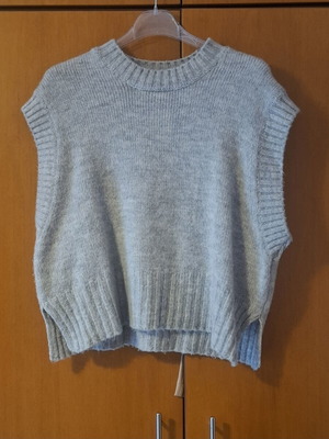 Stradivarius gray knitted sleeveless vest like new