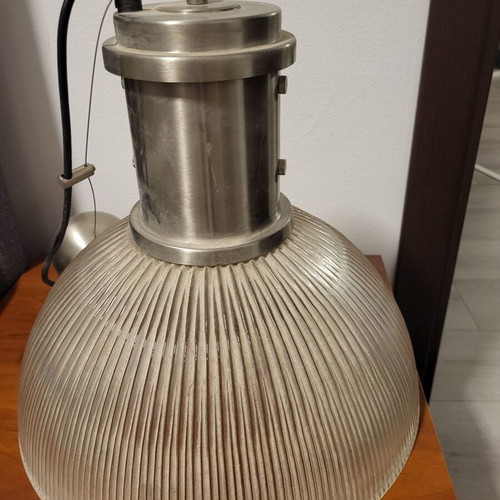 Ceiling light fixture with glass shade