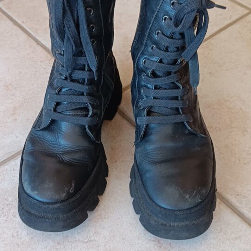 Leather ankle boots size 38 black used with zipper and minor tears