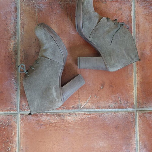 Esthissis suede ankle boots like new, beige size 36