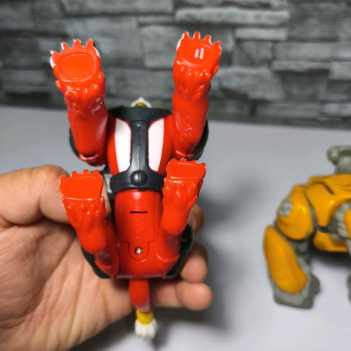 Collectible figures used, pack of 2 with sound