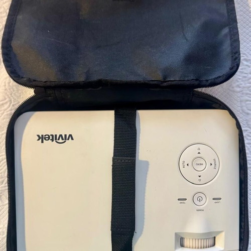 Vivitek D508 DLP projector like new, 2600 ANSI lumens
