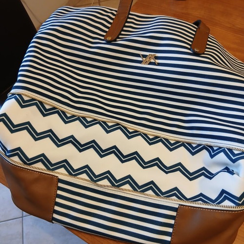 Verde beach bag, expandable with bottom zipper, white and blue