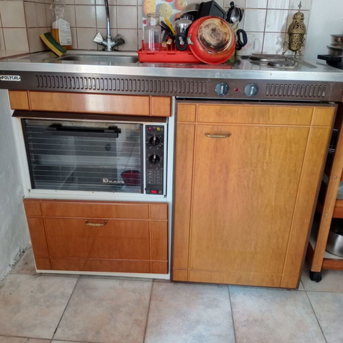 Kitchen unit used with oven, fridge, sink, and extractor fan