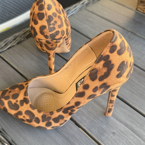 Famous Shoes women's pumps like new, leopard animal print, suede texture