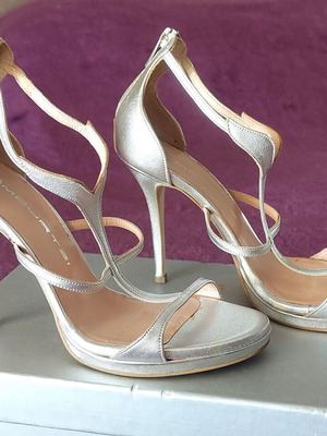 Romeo Gigli silver sandals size 37