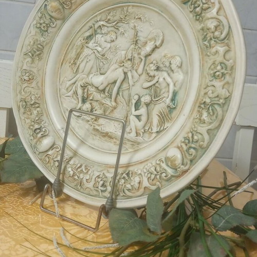 Decorative plate with ancient design like new, base from Italy