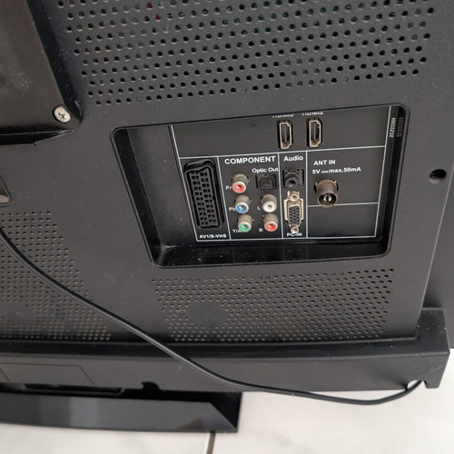 Grundig 32" TV like new with HDMI and multiple connections