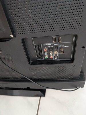 Grundig 32" TV like new with HDMI and multiple connections