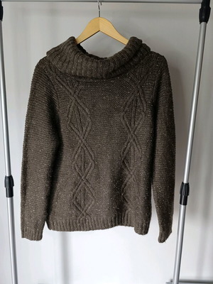 Cozy brown turtleneck knit sweater like new