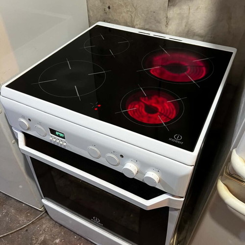 Kitchen stove with ceramic hobs like new, fully functional